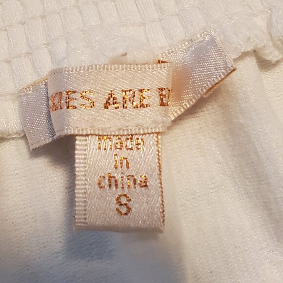 Skies are Blue Size Small White and Yellow/gold off the shoulder top - Picture 4 of 8